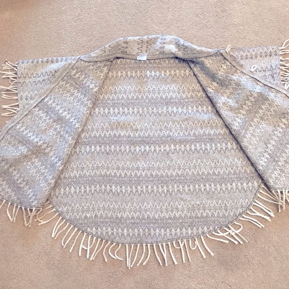 Artilana Mexican Wool Cape Shawl Poncho One Size Grey Creamy Beige Button Up - Picture 5 of 10